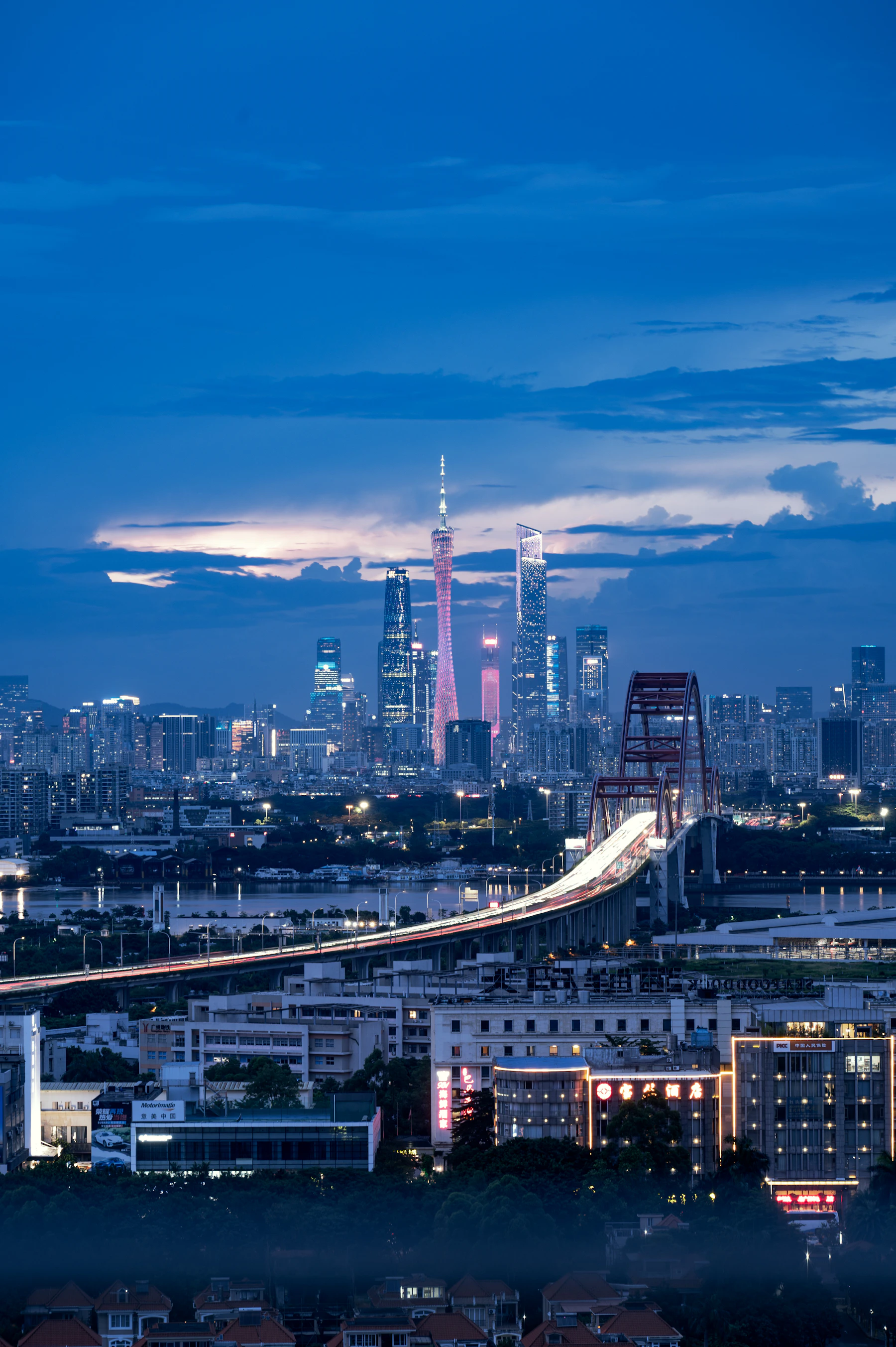 De skyline van Guangzhou aan de rivier